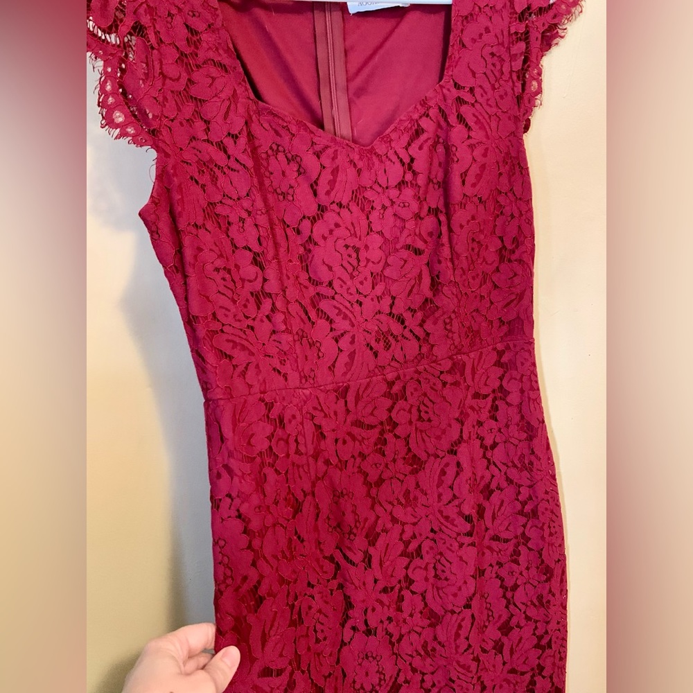 Elegant Lace Midi Dress in Burgundy - Picture 4 of 9